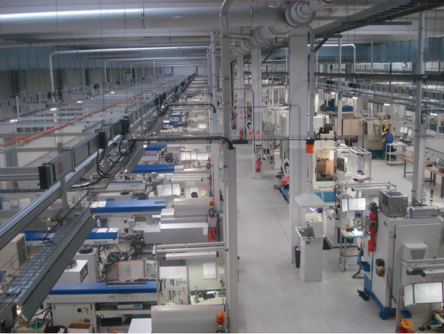 Производство имплантатов на заводе во Франции